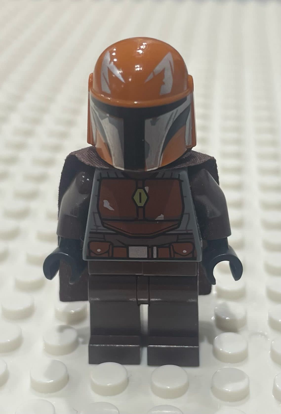 SW1079: Mandalorian Tribe Warrior - Male, Dark Brown Cape, Dark Orange Helmet